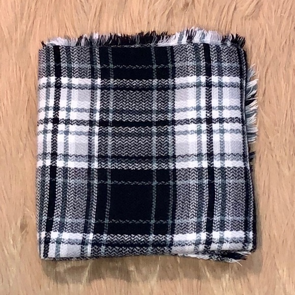BLACK & WHITE PLAID OVERSIZED BLANKET SCARF!! BNWOT/NEVER USED!! - Picture 2 of 3